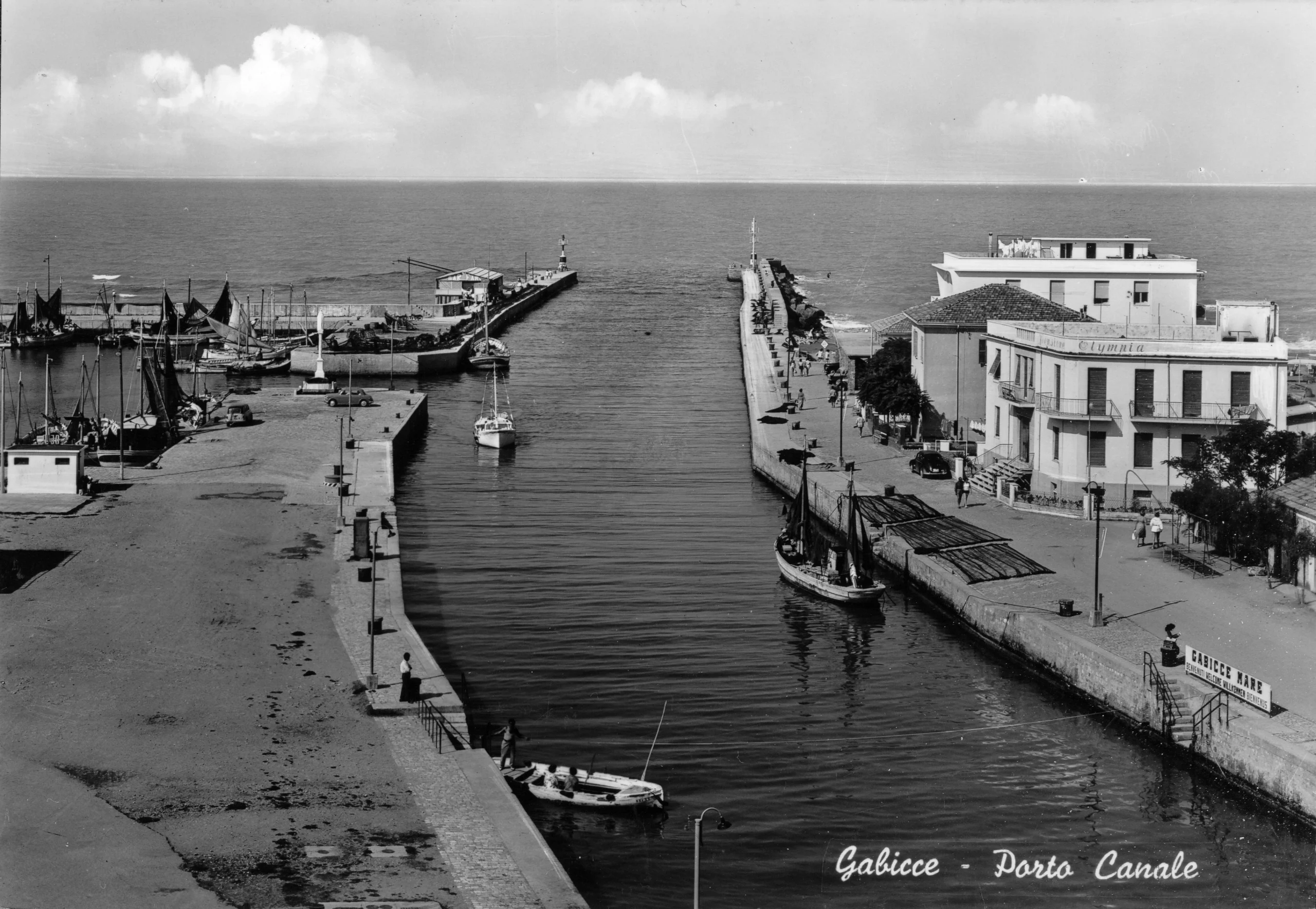 Pescatori al lavoro sulla banchina